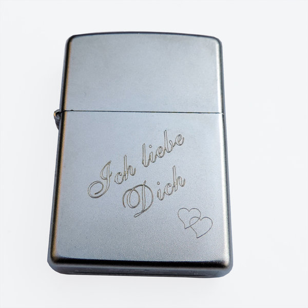 Satiniertes Zippo : "Ich liebe Dich" + 2 Herzchen + Gravur eines Vornamens auf der Rückseite