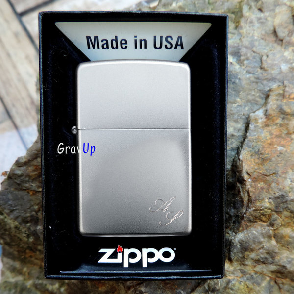 Zippo satiniert mit Gravur eines Vornamens oder die Initialen auf der Vorderseite