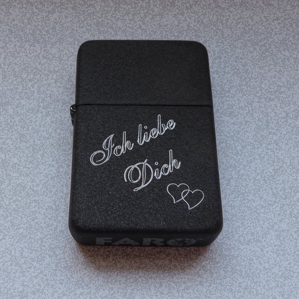 schwarze Crackle  Laser Gasfeuerzeug mit Gravur auf der Vorderseite : Ich liebe Dich +2 Herzchen